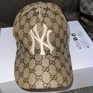 Brown gucci print ball cap